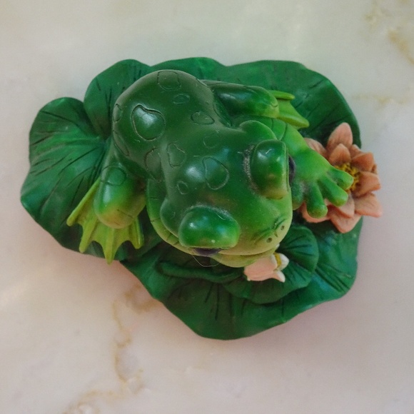 Cute Frog On a Lily Pad Whimsical Gardencore Novelty Figurine Home Decor - Picture 5 of 6